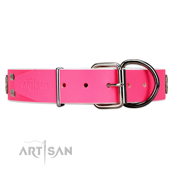 Long-lasting leather dog collar with belt-like buckle