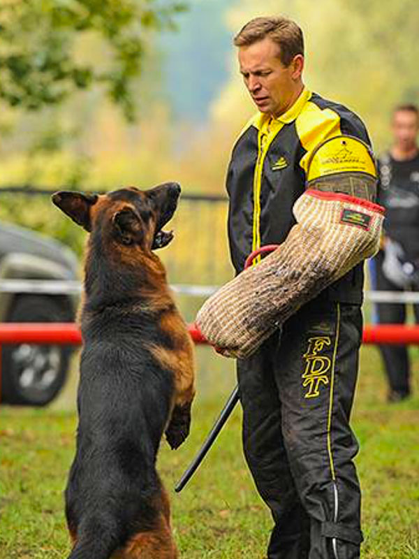 Dog trainign scratch pants with zippers